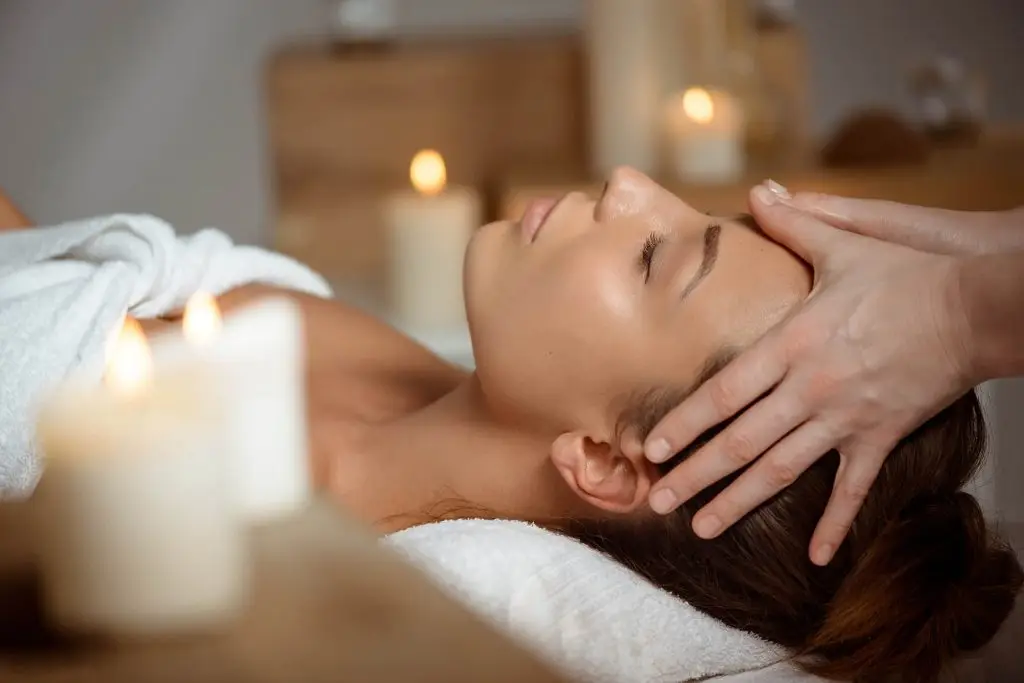 jeune femme bénéficiant de massages bien-être , massage crânien réalisé par Bien-être et Instant présent à valenciennes, un véritable moment de lâcher prise
